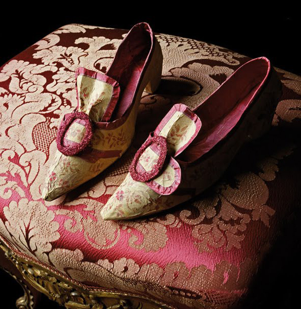 Paper shoes by Isabelle de Borchgrave.